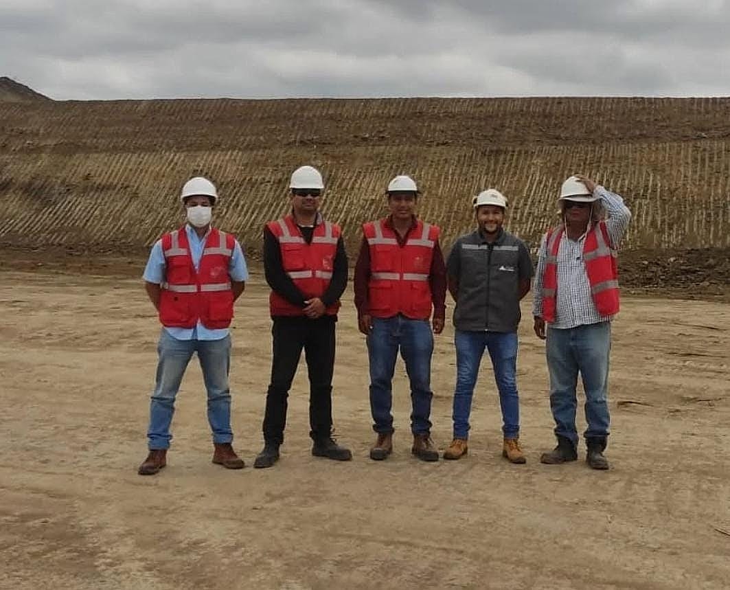 Equipo de AXIS en reunión